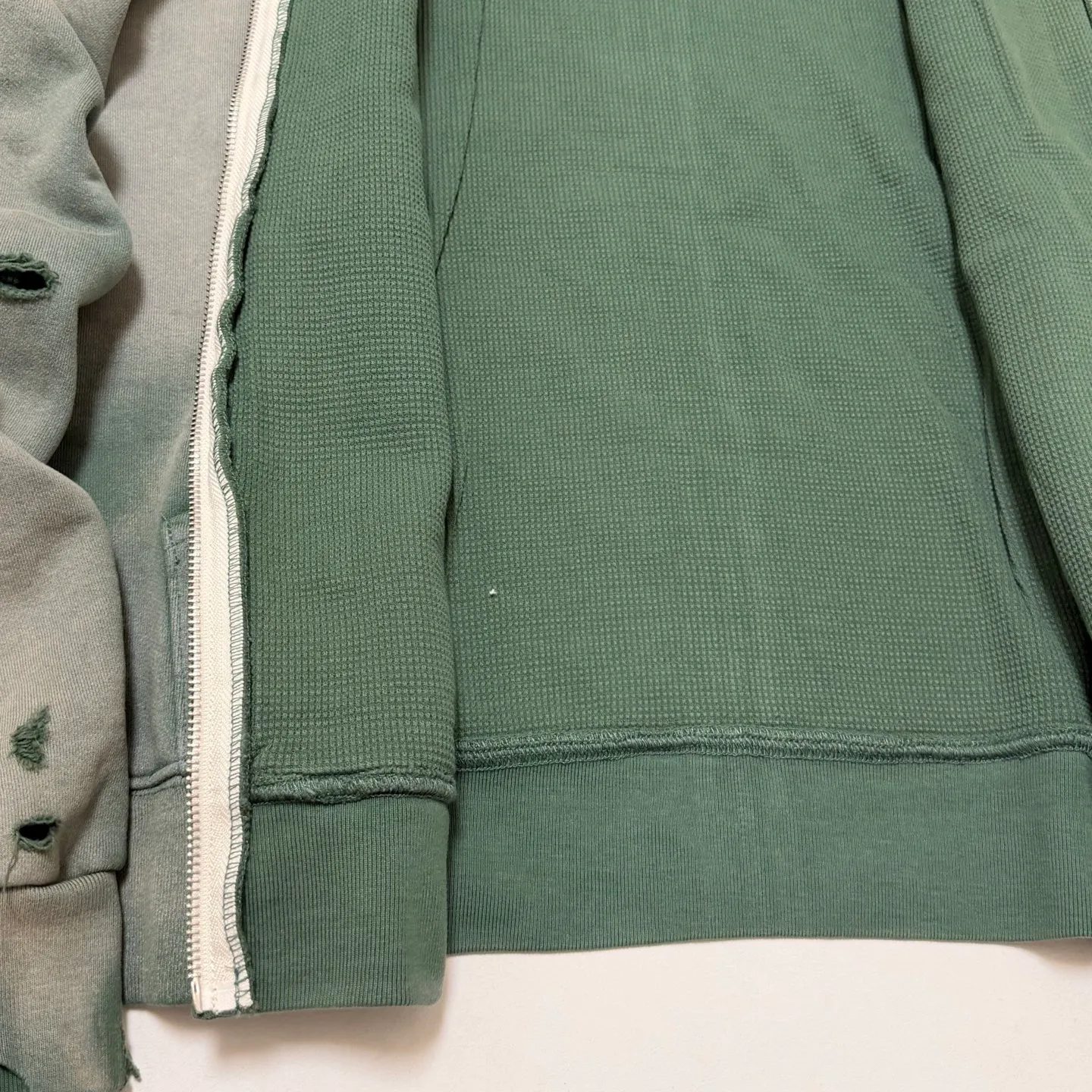 SAINT Mxxxxxx DBL FACE ZIP UP HOODIE/GREEN Double-layer destroyed waffle zipper jacket, washed green S-XL, a style that has been used in the summer. After continuous fine polishing, it has finally been shipped. The finished product is simply a work of art. Super heavy washing and distressing. Multiple water fades. Excessive hand-made wormhole destruction processing. Deconstruction and reorganization embroidery technology. Custom-made zippers with LOGO. The color details of the zipper webbing are also correct. Original grade fruit main label and wash water label. Top purchasing grade. A layer of waffle fabric is added to the inner lining to make the overall texture stronger and increase the comfort and warmth of the wearer.